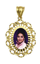 14K Gold Oval w/Decorative Frame Photo Pendant